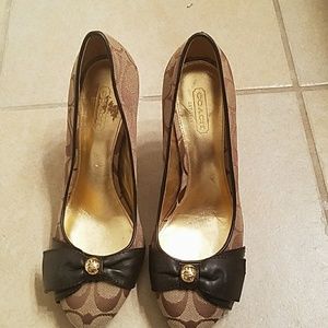 Ladies Coach size 6.5 trapeze heel